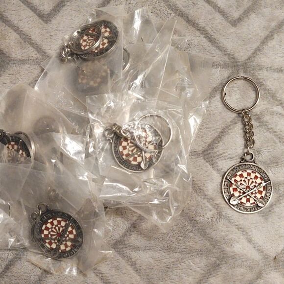 6/$20  Cool retro pewter dart board team keychains. - Picture 6 of 6